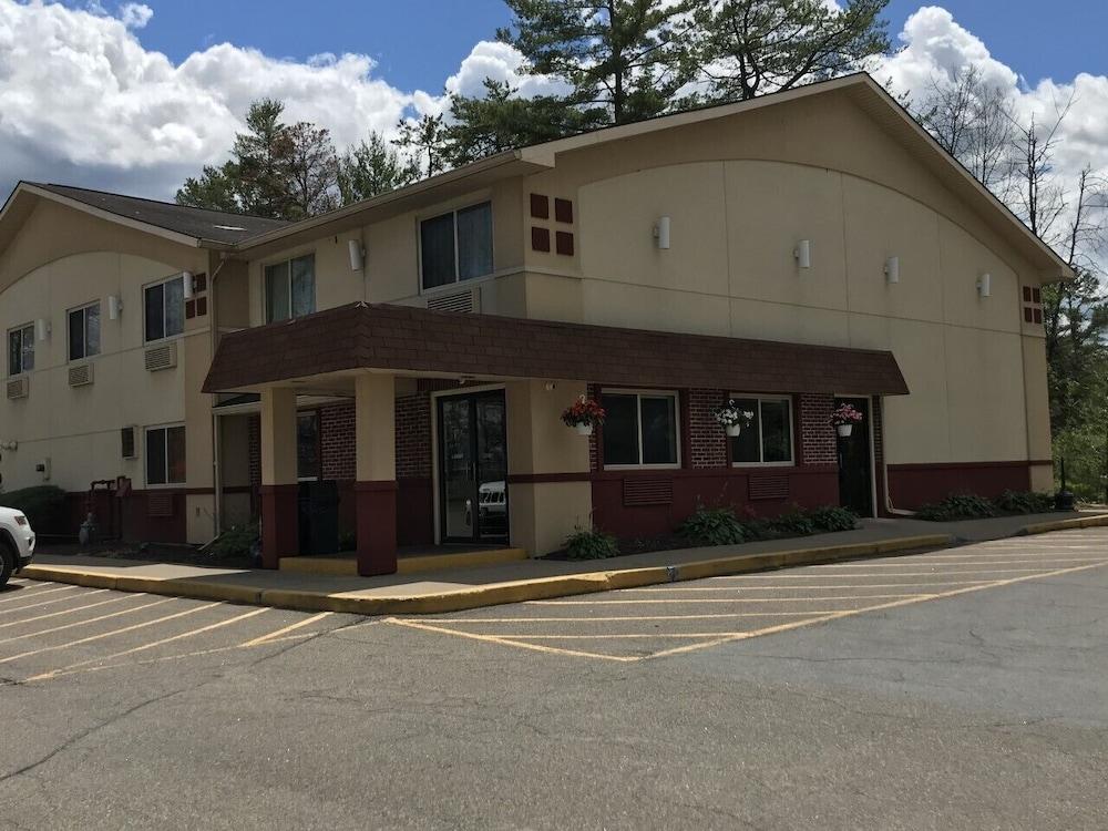 Super 8 By Wyndham Glens Falls 2*