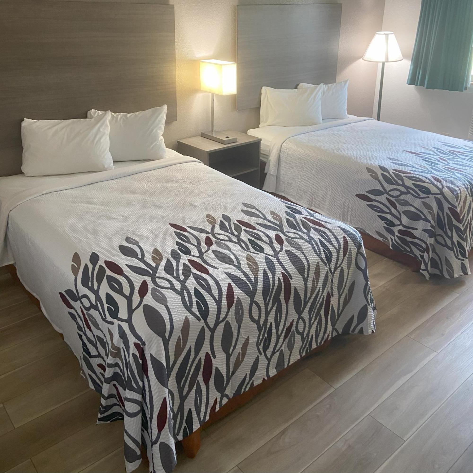 Red Roof Hotel 2*